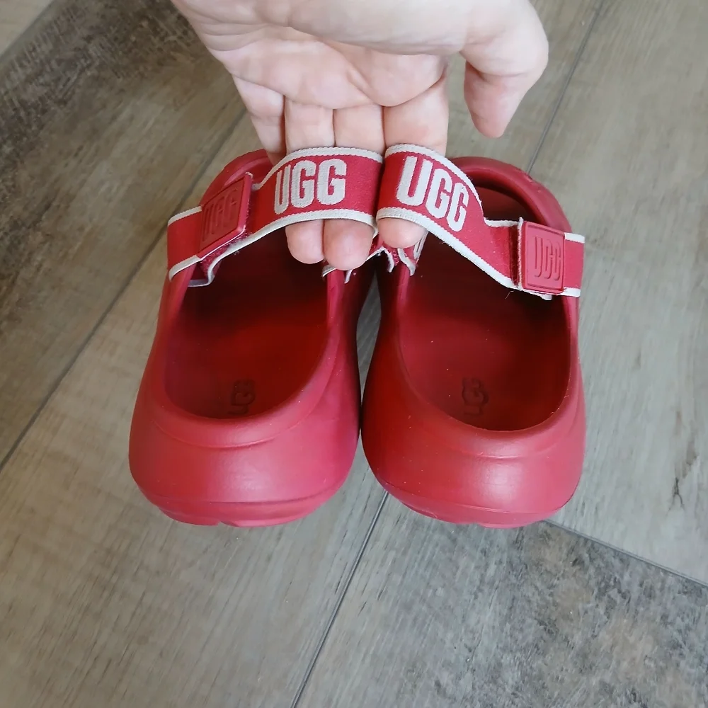 UGG Kids Sport Yeah Slide Sandals in Red. Size 2 (Big Kids)